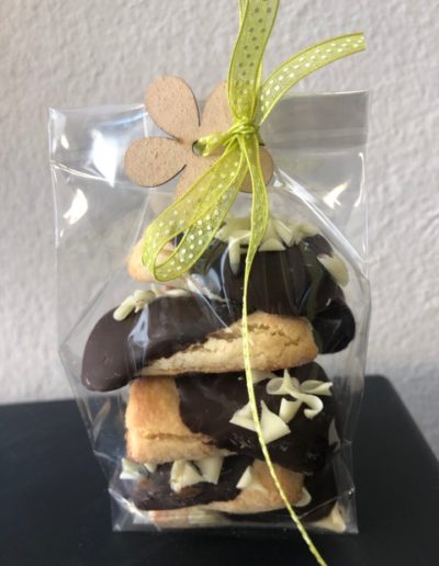 Biscotti alla Pasta di Mandorle Ricoperti al Cioccolato